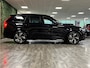 Volvo XC90 T8 AWD Recharge R-Design | Luchtvering | Trekhaak | 360 Camera | Harman Kardon | Schuifdak | Head-Up Display | Adaptieve Cruise Control | Stoel en Stuurwielverwarming | Pilot Assist | BLIS Dode Hoek Detectie | 20 Inch | Full LED Meesturende koplampen | Gelamineerde/geluidwerende zijruiten | Elektrische voorstoelen geheugen | R-Design Leder Contourstoelen met alcantara en wit stiksel en bies | Zitting verlenging voorstoelen | Lederen Dashboard | Keyless Drive | Parkeersensoren voor+achter | Privacy Glass | Elektrisch bedienbare achterklep | Geïntegreerde zongordijnen achterportieren | Geïntegreerd kinderzitje achterin | 7-Persoons | 4-Zone Climate Control | DAB Radio | Apple Carplay/Android Auto | Volvo On Call met mobiele App functie | Onyx Black Metallic |