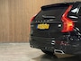Volvo XC90 T8 AWD Recharge R-Design | Luchtvering | Trekhaak | 360 Camera | Harman Kardon | Schuifdak | Head-Up Display | Adaptieve Cruise Control | Stoel en Stuurwielverwarming | Pilot Assist | BLIS Dode Hoek Detectie | 20 Inch | Full LED Meesturende koplampen | Gelamineerde/geluidwerende zijruiten | Elektrische voorstoelen geheugen | R-Design Leder Contourstoelen met alcantara en wit stiksel en bies | Zitting verlenging voorstoelen | Lederen Dashboard | Keyless Drive | Parkeersensoren voor+achter | Privacy Glass | Elektrisch bedienbare achterklep | Geïntegreerde zongordijnen achterportieren | Geïntegreerd kinderzitje achterin | 7-Persoons | 4-Zone Climate Control | DAB Radio | Apple Carplay/Android Auto | Volvo On Call met mobiele App functie | Onyx Black Metallic |