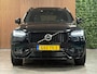 Volvo XC90 T8 AWD Recharge R-Design | Luchtvering | Trekhaak | 360 Camera | Harman Kardon | Schuifdak | Head-Up Display | Adaptieve Cruise Control | Stoel en Stuurwielverwarming | Pilot Assist | BLIS Dode Hoek Detectie | 20 Inch | Full LED Meesturende koplampen | Gelamineerde/geluidwerende zijruiten | Elektrische voorstoelen geheugen | R-Design Leder Contourstoelen met alcantara en wit stiksel en bies | Zitting verlenging voorstoelen | Lederen Dashboard | Keyless Drive | Parkeersensoren voor+achter | Privacy Glass | Elektrisch bedienbare achterklep | Geïntegreerde zongordijnen achterportieren | Geïntegreerd kinderzitje achterin | 7-Persoons | 4-Zone Climate Control | DAB Radio | Apple Carplay/Android Auto | Volvo On Call met mobiele App functie | Onyx Black Metallic |