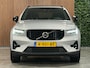 Volvo XC40 T5 Recharge Ultimate Dark | Trekhaak | Schuifdak | Harman Kardon | Parkeercamera | All Season banden | Adaptieve Cruise Control | Pilot Assist | BLIS Dode Hoek Detectie | Bestuurdersstoel elektrisch geheugen | Stoel en Stuurwielverwarming | Privacy Glass | 19 Inch | Passagiersstoel elektrisch | Microtech / alcantara bekleding met wit stiksel en bies | Zitting verlenging voorstoelen | Keyless Drive | Parkeersensoren voor+achter | Privacy Glass | Elektrisch bedienbare achterklep | Climate Control L+R | DAB Radio | Apple Carplay/Android Auto | Volvo On Call met mobiele App functie | Silver Dawn Metallic |