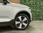 Volvo XC40 T5 Recharge Ultimate Dark | Trekhaak | Schuifdak | Harman Kardon | Parkeercamera | All Season banden | Adaptieve Cruise Control | Pilot Assist | BLIS Dode Hoek Detectie | Bestuurdersstoel elektrisch geheugen | Stoel en Stuurwielverwarming | Privacy Glass | 19 Inch | Passagiersstoel elektrisch | Microtech / alcantara bekleding met wit stiksel en bies | Zitting verlenging voorstoelen | Keyless Drive | Parkeersensoren voor+achter | Privacy Glass | Elektrisch bedienbare achterklep | Climate Control L+R | DAB Radio | Apple Carplay/Android Auto | Volvo On Call met mobiele App functie | Silver Dawn Metallic |