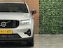 Volvo XC40 T5 Recharge Ultimate Dark | Trekhaak | Schuifdak | Harman Kardon | Parkeercamera | All Season banden | Adaptieve Cruise Control | Pilot Assist | BLIS Dode Hoek Detectie | Bestuurdersstoel elektrisch geheugen | Stoel en Stuurwielverwarming | Privacy Glass | 19 Inch | Passagiersstoel elektrisch | Microtech / alcantara bekleding met wit stiksel en bies | Zitting verlenging voorstoelen | Keyless Drive | Parkeersensoren voor+achter | Privacy Glass | Elektrisch bedienbare achterklep | Climate Control L+R | DAB Radio | Apple Carplay/Android Auto | Volvo On Call met mobiele App functie | Silver Dawn Metallic |