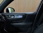 Volvo XC40 T5 Recharge Ultimate Dark | Trekhaak | Schuifdak | Harman Kardon | Parkeercamera | All Season banden | Adaptieve Cruise Control | Pilot Assist | BLIS Dode Hoek Detectie | Bestuurdersstoel elektrisch geheugen | Stoel en Stuurwielverwarming | Privacy Glass | 19 Inch | Passagiersstoel elektrisch | Microtech / alcantara bekleding met wit stiksel en bies | Zitting verlenging voorstoelen | Keyless Drive | Parkeersensoren voor+achter | Privacy Glass | Elektrisch bedienbare achterklep | Climate Control L+R | DAB Radio | Apple Carplay/Android Auto | Volvo On Call met mobiele App functie | Silver Dawn Metallic |