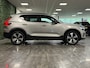 Volvo XC40 T5 Recharge Ultimate Dark | Trekhaak | Schuifdak | Harman Kardon | Parkeercamera | All Season banden | Adaptieve Cruise Control | Pilot Assist | BLIS Dode Hoek Detectie | Bestuurdersstoel elektrisch geheugen | Stoel en Stuurwielverwarming | Privacy Glass | 19 Inch | Passagiersstoel elektrisch | Microtech / alcantara bekleding met wit stiksel en bies | Zitting verlenging voorstoelen | Keyless Drive | Parkeersensoren voor+achter | Privacy Glass | Elektrisch bedienbare achterklep | Climate Control L+R | DAB Radio | Apple Carplay/Android Auto | Volvo On Call met mobiele App functie | Silver Dawn Metallic |