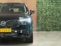 Volvo XC90 T8 AWD Recharge Ultra Dark | Full Option! | Bowers & Wilkins | Luchtvering | Stoelventilatie | Trekhaak | All Season banden | 360 Camera | Head-Up Display | Stoelmassage | 455pk | Adaptieve Cruise Control | Stoelverwarming voor+achter | Stuurwielverwarming | Schuifdak | 21 Inch | Full LED Matrix Meesturende koplampen | Gelamineerde/geluidwerende zijruiten | Pilot Assist | BLIS Dode Hoek Detectie | Alcantara hemelbekleding | Lederen handgrepen en zonnekleppen | Elektrische voorstoelen geheugen | Nappa Lederen bekleding | Zitting verlenging voorstoelen | Lederen Dashboard | Google Infotainment | Keyless Drive | Parkeersensoren voor+achter | Elektrisch bedienbare achterklep | Geïntegreerde zongordijnen achterportieren | Geïntegreerd kinderzitje achterin | Verlichte instaplijsten | 7-Persoons | 4-Zone Climate Control | DAB Radio | Apple Carplay/Android Auto | Alarm Klasse III | Draadloos telefoon opladen | Volvo On Call met mobiele App functie | Onyx Black Metallic |