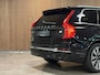 Volvo XC90 T8 AWD Recharge Ultimate Bright | Luchtvering | Trekhaak | 360 Camera | Head-Up Display | 455pk | Harman Kardon | Adaptieve Cruise Control | Stoelverwarming voor+achter | Stuurwielverwarming | Schuifdak | 20 Inch | Full LED Meesturende koplampen | Pilot Assist | BLIS Dode Hoek Detectie | Standkachel met Volvo On Call App | Alcantara hemelbekleding | Lederen handgrepen en zonnekleppen | Elektrische voorstoelen geheugen | Zitting verlenging voorstoelen | Lederen Dashboard | Google Infotainment | Keyless Drive | Parkeersensoren voor+achter | Privacy Glass | Elektrisch bedienbare achterklep | Geïntegreerde zongordijnen achterportieren | Geïntegreerd kinderzitje achterin | Verlichte instaplijsten | 7-Persoons | 4-Zone Climate Control | DAB Radio | Apple Carplay/Android Auto | Draadloos telefoon opladen | Volvo On Call met mobiele App functie | Onyx Black Metallic |