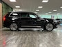 Volvo XC90 T8 AWD Recharge Ultimate Bright | Luchtvering | Trekhaak | 360 Camera | Head-Up Display | 455pk | Harman Kardon | Adaptieve Cruise Control | Stoelverwarming voor+achter | Stuurwielverwarming | Schuifdak | 20 Inch | Full LED Meesturende koplampen | Pilot Assist | BLIS Dode Hoek Detectie | Standkachel met Volvo On Call App | Alcantara hemelbekleding | Lederen handgrepen en zonnekleppen | Elektrische voorstoelen geheugen | Zitting verlenging voorstoelen | Lederen Dashboard | Google Infotainment | Keyless Drive | Parkeersensoren voor+achter | Privacy Glass | Elektrisch bedienbare achterklep | Geïntegreerde zongordijnen achterportieren | Geïntegreerd kinderzitje achterin | Verlichte instaplijsten | 7-Persoons | 4-Zone Climate Control | DAB Radio | Apple Carplay/Android Auto | Draadloos telefoon opladen | Volvo On Call met mobiele App functie | Onyx Black Metallic |