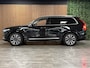 Volvo XC90 T8 AWD Recharge Ultimate Bright | Luchtvering | Trekhaak | 360 Camera | Head-Up Display | 455pk | Harman Kardon | Adaptieve Cruise Control | Stoelverwarming voor+achter | Stuurwielverwarming | Schuifdak | 20 Inch | Full LED Meesturende koplampen | Pilot Assist | BLIS Dode Hoek Detectie | Standkachel met Volvo On Call App | Alcantara hemelbekleding | Lederen handgrepen en zonnekleppen | Elektrische voorstoelen geheugen | Zitting verlenging voorstoelen | Lederen Dashboard | Google Infotainment | Keyless Drive | Parkeersensoren voor+achter | Privacy Glass | Elektrisch bedienbare achterklep | Geïntegreerde zongordijnen achterportieren | Geïntegreerd kinderzitje achterin | Verlichte instaplijsten | 7-Persoons | 4-Zone Climate Control | DAB Radio | Apple Carplay/Android Auto | Draadloos telefoon opladen | Volvo On Call met mobiele App functie | Onyx Black Metallic |