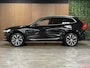 Volvo XC60 T6 AWD Recharge Ultimate Bright Long Range | Luchtvering | Trekhaak | Head-Up Display | Harman Kardon | Parkeercamera | Adaptieve Cruise Control | Stoelverwarming | Stuurwielverwarming | Schuifdak | Full LED Meesturende koplampen | Pilot Assist | Standkachel met Volvo On Call App | Elektrische voorstoelen geheugen | Lederen bekleding | Zitting verlenging voorstoelen | Lederen dashboard | 20 Inch | Google Infotainment | Keyless Drive | Parkeersensoren voor+achter | Elektrisch bedienbare achterklep | DAB Radio | Apple Carplay/Android Auto | Draadloos telefoon opladen | Volvo On Call met mobiele App functie | Onyx Black Metallic |
