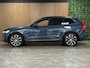 Volvo XC60 T8 AWD Recharge Plus Dark | Luchtvering | Trekhaak | 360° Camera | Harman Kardon | 455pk | Adaptieve Cruise Control | Stoelverwarming voor+achter | Stuurwielverwarming | Full LED Meesturende koplampen | Pilot Assist | BLIS Dode Hoek Detectie | Standkachel met Volvo On Call App | Elektrische voorstoelen geheugen | R-Design Contour stoelen met wit stiksel en bies | Zitting verlenging voorstoelen | Schuifdak | 20 Inch | Google Infotainment | Keyless Drive | Parkeersensoren voor+achter | Elektrisch bedienbare achterklep | DAB Radio | Apple Carplay/Android Auto | Draadloos telefoon opladen | Volvo On Call met mobiele App functie | Denim Blue Metallic |