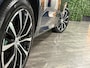Volvo XC60 T8 AWD Recharge Plus Dark | Luchtvering | Trekhaak | 360° Camera | Harman Kardon | 455pk | Adaptieve Cruise Control | Stoelverwarming voor+achter | Stuurwielverwarming | Full LED Meesturende koplampen | Pilot Assist | BLIS Dode Hoek Detectie | Standkachel met Volvo On Call App | Elektrische voorstoelen geheugen | R-Design Contour stoelen met wit stiksel en bies | Zitting verlenging voorstoelen | Schuifdak | 20 Inch | Google Infotainment | Keyless Drive | Parkeersensoren voor+achter | Elektrisch bedienbare achterklep | DAB Radio | Apple Carplay/Android Auto | Draadloos telefoon opladen | Volvo On Call met mobiele App functie | Denim Blue Metallic |