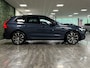 Volvo XC60 T8 AWD Recharge Plus Dark | Luchtvering | Trekhaak | 360° Camera | Harman Kardon | 455pk | Adaptieve Cruise Control | Stoelverwarming voor+achter | Stuurwielverwarming | Full LED Meesturende koplampen | Pilot Assist | BLIS Dode Hoek Detectie | Standkachel met Volvo On Call App | Elektrische voorstoelen geheugen | R-Design Contour stoelen met wit stiksel en bies | Zitting verlenging voorstoelen | Schuifdak | 20 Inch | Google Infotainment | Keyless Drive | Parkeersensoren voor+achter | Elektrisch bedienbare achterklep | DAB Radio | Apple Carplay/Android Auto | Draadloos telefoon opladen | Volvo On Call met mobiele App functie | Denim Blue Metallic |