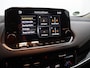 Nissan Qashqai 1.3 MHEV Xtronic Premiere Edition Apple Carplay/Android Auto, Cruise control adaptief, dodehoekdetectie met correctie, Parkeersensor voor en achter Combineert een ruime, comfortabele uitstraling met een luxe afwerking. Dankzij de soepele Xtronic-automaat en moderne hybride techniek rijdt deze Qashqai heerlijk ontspannen en efficiënt. Een