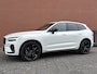 Volvo XC60 2.0 T6 Plug-in hybrid AWD Plus Black Edition Facelift, PHEV, Long range, Automaat, Panoramadak, Trekhaak semi elektrisch, 21 inch wielen, Harman Kardon audio, Park assist voor- en achter, Parkeercamera, Extra getint glas achter