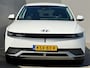 Hyundai Ioniq 5 Connect + 77.4 kWh met aanvullende optie's / SOH 100% / Dealer Onderhouden / WLTP 507 km / CCS Snel Laden / Lederen Bekleding / Stoelventilatie / Elektr. Voorstoelen / Stuur-, Stoel- & Achterbankverwarming / Navi / Apple Carplay & Android Auto / 19" LM wielen /