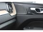 Volvo XC60 2.0 T6 Plug-in hybrid AWD Ultra Dark Luchtvering / Panoramisch schuif-kanteldak / Semi elektrisch wegklapbare trekhaak / Harman Kardon Audio