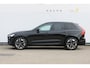 Volvo XC60 2.0 T6 Plug-in hybrid AWD Ultra Dark Luchtvering / Panoramisch schuif-kanteldak / Semi elektrisch wegklapbare trekhaak / Harman Kardon Audio