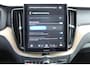 Volvo XC60 2.0 T6 Plug-in hybrid AWD Ultra Dark Luchtvering / Panoramisch schuif-kanteldak / Semi elektrisch wegklapbare trekhaak / Harman Kardon Audio
