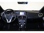 Volvo V40 Cross Country T3 Polar Plus Luxury - Panoramadak - Leder - DAB - Parkeerverwarming - Camera achter - All-Season banden - Climate Control - Cruise Control - Parkeersensoren voor & achter - Keyless Entry - Getint glas v.a. B-stijl - Harman/Kardon - Bluekens onderhouden - 18' LMV 'Metallah'