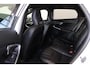 Volvo V40 Cross Country T3 Polar Plus Luxury - Panoramadak - Leder - DAB - Parkeerverwarming - Camera achter - All-Season banden - Climate Control - Cruise Control - Parkeersensoren voor & achter - Keyless Entry - Getint glas v.a. B-stijl - Harman/Kardon - Bluekens onderhouden - 18' LMV 'Metallah'