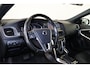 Volvo V40 Cross Country T3 Polar Plus Luxury - Panoramadak - Leder - DAB - Parkeerverwarming - Camera achter - All-Season banden - Climate Control - Cruise Control - Parkeersensoren voor & achter - Keyless Entry - Getint glas v.a. B-stijl - Harman/Kardon - Bluekens onderhouden - 18' LMV 'Metallah'