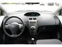 Toyota Yaris 1.3 VVTi Aspiration | Handbediende airconditioning | donkergrijs stoffen bekleding Aspiration-design | 15” wieldoppen ‘Aspiration’ | 2 extra speakers | curtain airbags | knie airbag | verwarmde buiten