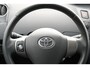 Toyota Yaris 1.3 VVTi Aspiration | Handbediende airconditioning | donkergrijs stoffen bekleding Aspiration-design | 15” wieldoppen ‘Aspiration’ | 2 extra speakers | curtain airbags | knie airbag | verwarmde buiten