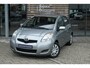 Toyota Yaris 1.3 VVTi Aspiration | Handbediende airconditioning | donkergrijs stoffen bekleding Aspiration-design | 15” wieldoppen ‘Aspiration’ | 2 extra speakers | curtain airbags | knie airbag | verwarmde buiten