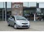 Toyota Yaris 1.3 VVTi Aspiration | Handbediende airconditioning | donkergrijs stoffen bekleding Aspiration-design | 15” wieldoppen ‘Aspiration’ | 2 extra speakers | curtain airbags | knie airbag | verwarmde buiten