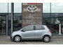 Toyota Yaris 1.3 VVTi Aspiration | Handbediende airconditioning | donkergrijs stoffen bekleding Aspiration-design | 15” wieldoppen ‘Aspiration’ | 2 extra speakers | curtain airbags | knie airbag | verwarmde buiten