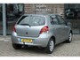 Toyota Yaris 1.3 VVTi Aspiration | Handbediende airconditioning | donkergrijs stoffen bekleding Aspiration-design | 15” wieldoppen ‘Aspiration’ | 2 extra speakers | curtain airbags | knie airbag | verwarmde buiten