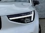 Volvo XC40 2.0 B4 Plus Dark | Trekhaak | Lichtmetalen Velgen 19 inch | All-Season banden | Harman Kardon Audio | Achteruitrijcamera | Parkeersensoren | Keyless Entry | Elektrische Achterklep | Elektrisch Verstelbare Voorstoelen | Stoelverwarming | Google Navigatie | Apple Carplay | Android Auto