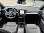 Volvo XC40 2.0 B4 Plus Dark | Trekhaak | Lichtmetalen Velgen 19 inch | All-Season banden | Harman Kardon Audio | Achteruitrijcamera | Parkeersensoren | Keyless Entry | Elektrische Achterklep | Elektrisch Verstelbare Voorstoelen | Stoelverwarming | Google Navigatie | Apple Carplay | Android Auto