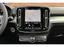 Volvo XC40 B4 Plus Dark | Trekhaak, inklapbaar | Panoramisch schuif-/ kanteldak | Stoel-/ stuurwielverwarming | Premium audio by Harman Kardon | Elektrisch verstelbare voorstoelen met geheugenfunctie | Apple carplay/Android auto | Pilot assist | 18 inch. lichtmetalen velgen | Extra getint glas | Verwarmde voorruit