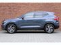 Volvo XC40 B4 Plus Dark | Trekhaak, inklapbaar | Panoramisch schuif-/ kanteldak | Stoel-/ stuurwielverwarming | Premium audio by Harman Kardon | Elektrisch verstelbare voorstoelen met geheugenfunctie | Apple carplay/Android auto | Pilot assist | 18 inch. lichtmetalen velgen | Extra getint glas | Verwarmde voorruit