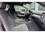 Volvo XC40 B4 Plus Dark | Trekhaak, inklapbaar | Panoramisch schuif-/ kanteldak | Stoel-/ stuurwielverwarming | Premium audio by Harman Kardon | Elektrisch verstelbare voorstoelen met geheugenfunctie | Apple carplay/Android auto | Pilot assist | 18 inch. lichtmetalen velgen | Extra getint glas | Verwarmde voorruit