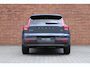 Volvo XC40 B4 Plus Dark | Trekhaak, inklapbaar | Panoramisch schuif-/ kanteldak | Stoel-/ stuurwielverwarming | Premium audio by Harman Kardon | Elektrisch verstelbare voorstoelen met geheugenfunctie | Apple carplay/Android auto | Pilot assist | 18 inch. lichtmetalen velgen | Extra getint glas | Verwarmde voorruit