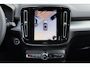 Volvo XC40 B4 Plus Dark | Trekhaak, inklapbaar | Panoramisch schuif-/ kanteldak | Stoel-/ stuurwielverwarming | Premium audio by Harman Kardon | Elektrisch verstelbare voorstoelen met geheugenfunctie | Apple carplay/Android auto | Pilot assist | 18 inch. lichtmetalen velgen | Extra getint glas | Verwarmde voorruit