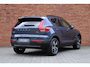 Volvo XC40 B4 Plus Dark | Trekhaak, inklapbaar | Panoramisch schuif-/ kanteldak | Stoel-/ stuurwielverwarming | Premium audio by Harman Kardon | Elektrisch verstelbare voorstoelen met geheugenfunctie | Apple carplay/Android auto | Pilot assist | 18 inch. lichtmetalen velgen | Extra getint glas | Verwarmde voorruit