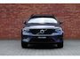 Volvo XC40 B4 Plus Dark | Trekhaak, inklapbaar | Panoramisch schuif-/ kanteldak | Stoel-/ stuurwielverwarming | Premium audio by Harman Kardon | Elektrisch verstelbare voorstoelen met geheugenfunctie | Apple carplay/Android auto | Pilot assist | 18 inch. lichtmetalen velgen | Extra getint glas | Verwarmde voorruit