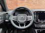 Volvo XC40 B4 Plus Dark | Trekhaak, inklapbaar | Panoramisch schuif-/ kanteldak | Stoel-/ stuurwielverwarming | Premium audio by Harman Kardon | Elektrisch verstelbare voorstoelen met geheugenfunctie | Apple carplay/Android auto | Pilot assist | 18 inch. lichtmetalen velgen | Extra getint glas | Verwarmde voorruit