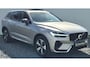 Volvo XC60 2.0 T6 Phev AWD Plus Dark Lighting Pack - Power seats met Memory - 19” Wielen - Panoramadak - Harman Kardon Audio - 360 Cam - 2250 KG Trekgewicht - Climate - Achterbank verwarming - Privacy Glass – RA00 Leder – Full led koplampen - Standkachel met timer