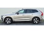 Volvo XC60 2.0 T6 Phev AWD Plus Dark Lighting Pack - Power seats met Memory - 19” Wielen - Panoramadak - Harman Kardon Audio - 360 Cam - 2250 KG Trekgewicht - Climate - Achterbank verwarming - Privacy Glass – RA00 Leder – Full led koplampen - Standkachel met timer