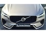 Volvo XC60 2.0 T6 Phev AWD Plus Dark Lighting Pack - Power seats met Memory - 19” Wielen - Panoramadak - Harman Kardon Audio - 360 Cam - 2250 KG Trekgewicht - Climate - Achterbank verwarming - Privacy Glass – RA00 Leder – Full led koplampen - Standkachel met timer