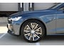 Volvo V60 T8 Plug-in hybrid AWD Plus Dark | Trekhaak | Panoramadak | Verwarmbare voorstoelen, achterbank en stuurwiel | Head-up display | 360 graden camera | Premium audio by Harman Kardon | Apple carplay/Android auto | Keyless |