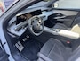 Peugeot E-3008 GT 73 kWh | NIEUW | 16% bijtelling tot € 30.000 | WLTP tot 526km | 160kW snelladen | Schuif-/kanteldak | Stoel- & stuurverwarming | Elektr. achterklep | Adaptieve Cruise Control | Navi