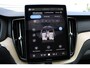 Volvo XC60 T6 Plug-in hybrid AWD Ultra Dark | Trekhaak | Luchtvering | Panoramadak | Verwarmbare voorstoelen, achterbank en stuurwiel | Head-up display | 360 graden camera | Premium audio by Harman Kardon | Apple carplay/Android auto | Keyless |