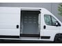 Peugeot Boxer 2.2 BlueHDi 140 L3H2 3.5t in Nieuwstaat |Betimmerd |BPM vrij |Trekhaak |Camera |Cruise |Navi |DEMO |EURO6D |3500 KG |Parkeersensoren |Carplay |Android auto
