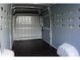 Peugeot Boxer 2.2 BlueHDi 140 L3H2 3.5t in Nieuwstaat |Betimmerd |BPM vrij |Trekhaak |Camera |Cruise |Navi |DEMO |EURO6D |3500 KG |Parkeersensoren |Carplay |Android auto