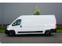 Peugeot Boxer 2.2 BlueHDi 140 L3H2 3.5t in Nieuwstaat |Betimmerd |BPM vrij |Trekhaak |Camera |Cruise |Navi |DEMO |EURO6D |3500 KG |Parkeersensoren |Carplay |Android auto
